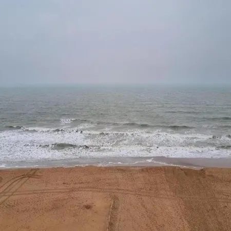 In Near Seawall & Beach, Cleaning Included Apartamento Koksijde