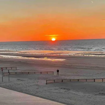 In Near Seawall & Beach, Cleaning Included *